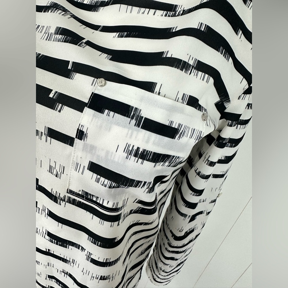 Calvin Klein Women Sz M Black & White Bold Graphic RollTab Tunic Top M Pullover - Picture 8 of 12